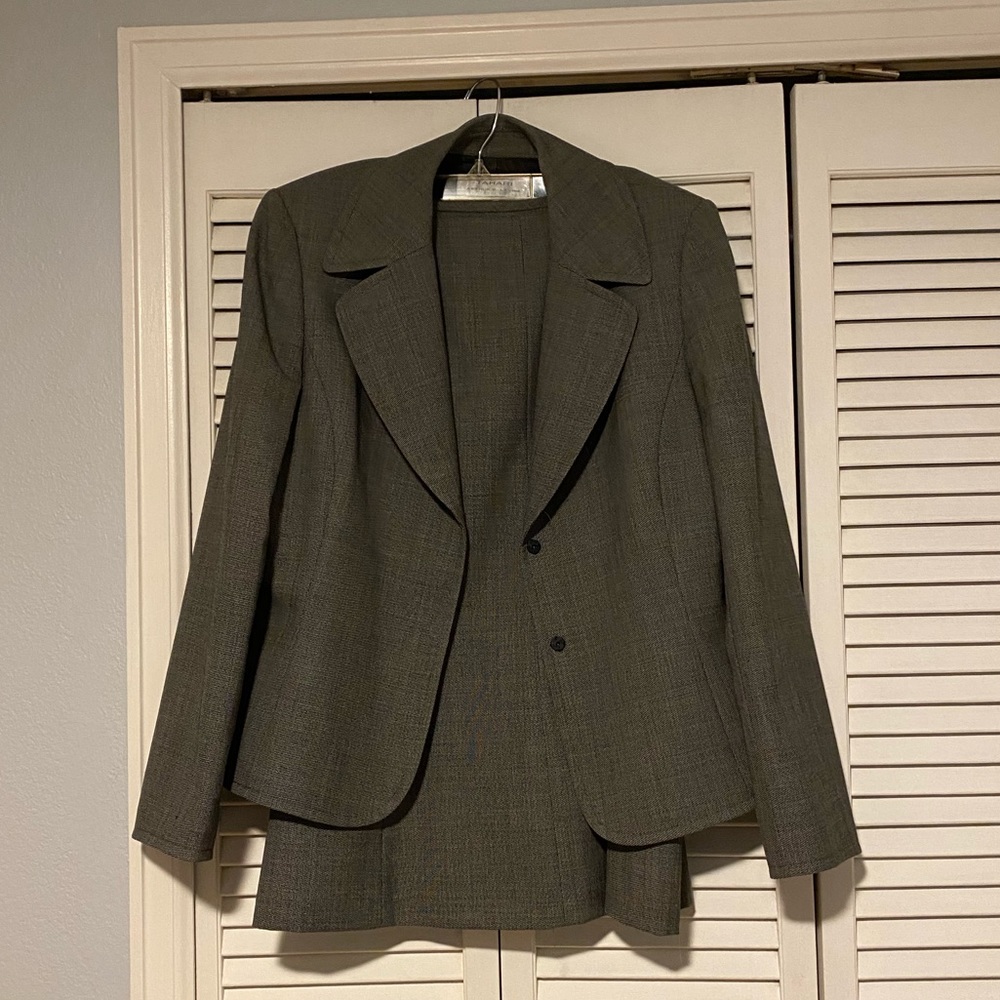Tahiti Women’s Suit. Size 12.  Gray.